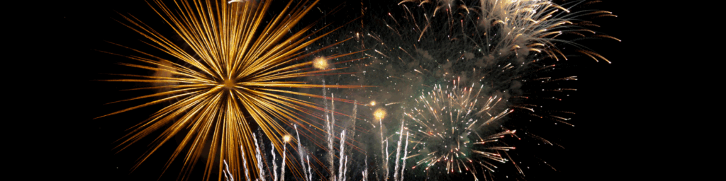 Feu d'artifice éclatant illuminant le ciel nocturne, symbolisant l'impact visuel et la visibilité maximale d'une communication événementielle réussie en haute saison.